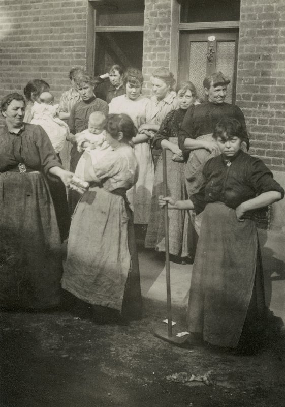 Cena de rua, mulheres e bebês, Londres de English Photographer