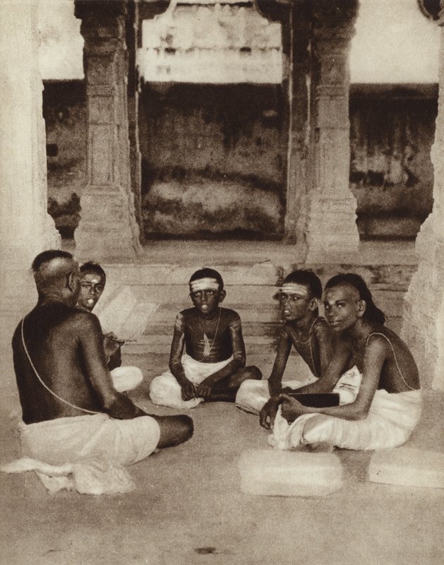 Alunos a frequentar uma escola num templo em Ramesworam, Madras, Índia (fotografia a preto e branco) de English Photographer