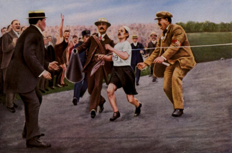 Sofrendo de desidratação e exaustão. O atleta italiano Dorando Pietri é ajudado na linha de chegada para vencer a maratona nos Jogos Olímpicos de Londres, 1908 de English Photographer