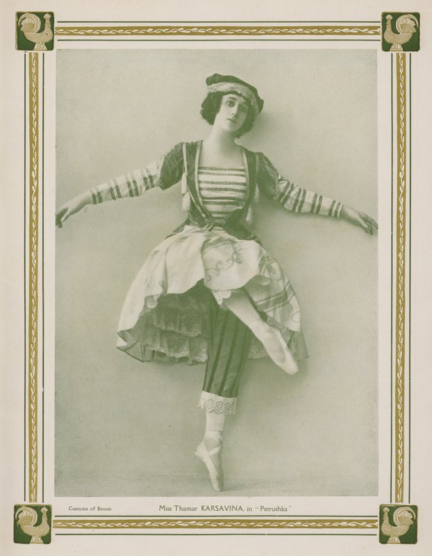 Tamara Karsavina, prima bailarina russa, numa produção de Ballets Russes do ballet Petrushka de Igor Stravinsky (foto a p/b) de English Photographer