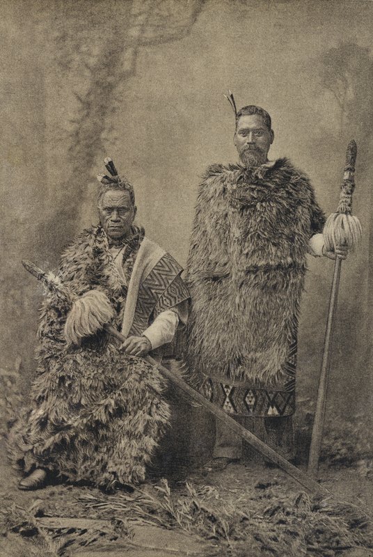 Tawhiao, o Rei Maori, e o Major Wiremu Te Wheoro (foto a p/b) de English Photographer