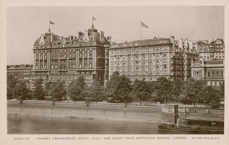 Thames Embankment Hotel Cecil e Savoy da ponte de Waterloo, Londres de English Photographer