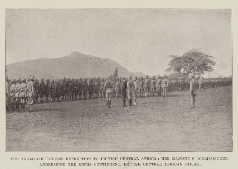A Expedição Anglo-Portuguesa à África Central Britânica, Sua Comissária de Majestade dirige-se ao Contingente Sikhs, Rifles da África Central Britânica de English Photographer