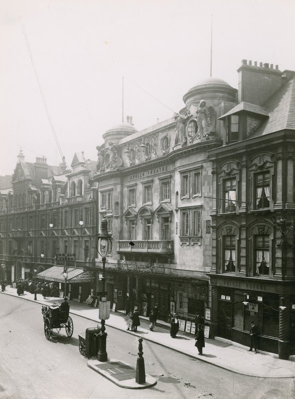 O Teatro Apollo e o Teatro Lírico, 1907 de English Photographer
