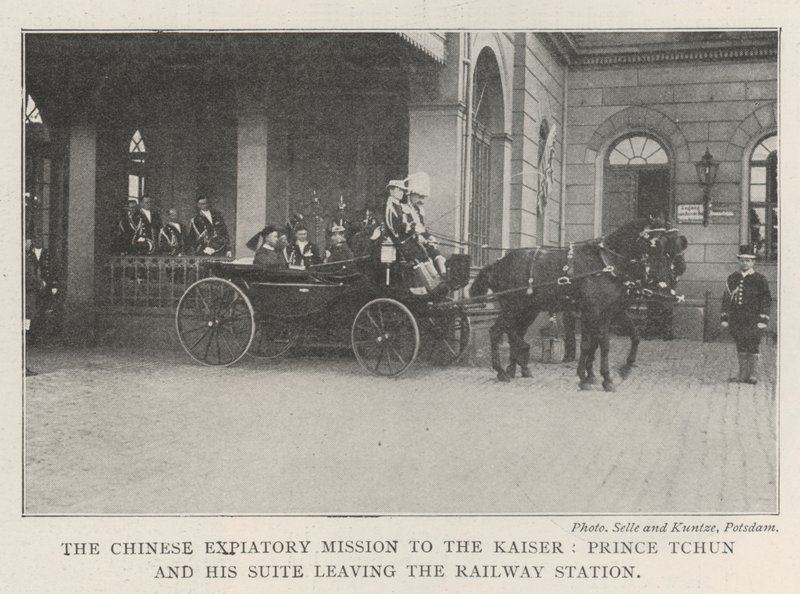 A Missão Expiatória Chinesa ao Kaiser, Príncipe Tchun e sua Suíte saindo da Estação Ferroviária de English Photographer