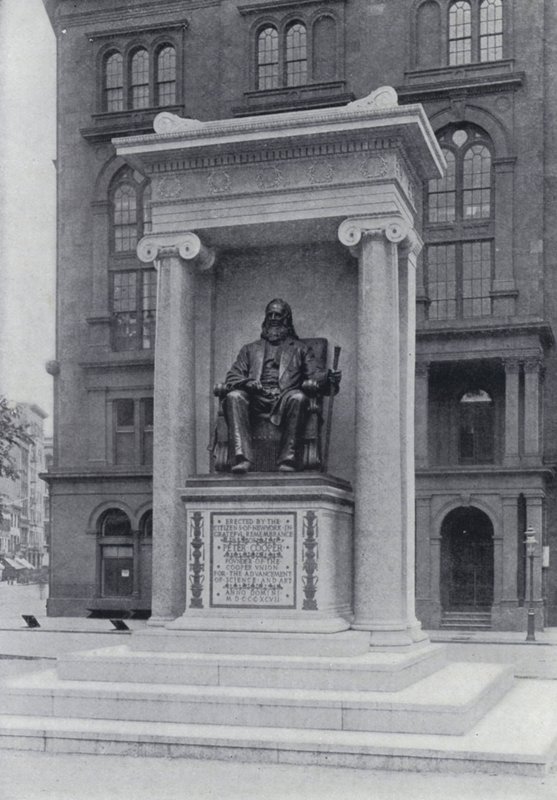The Cooper Institute and Monument, New York (foto a p/b) de English Photographer