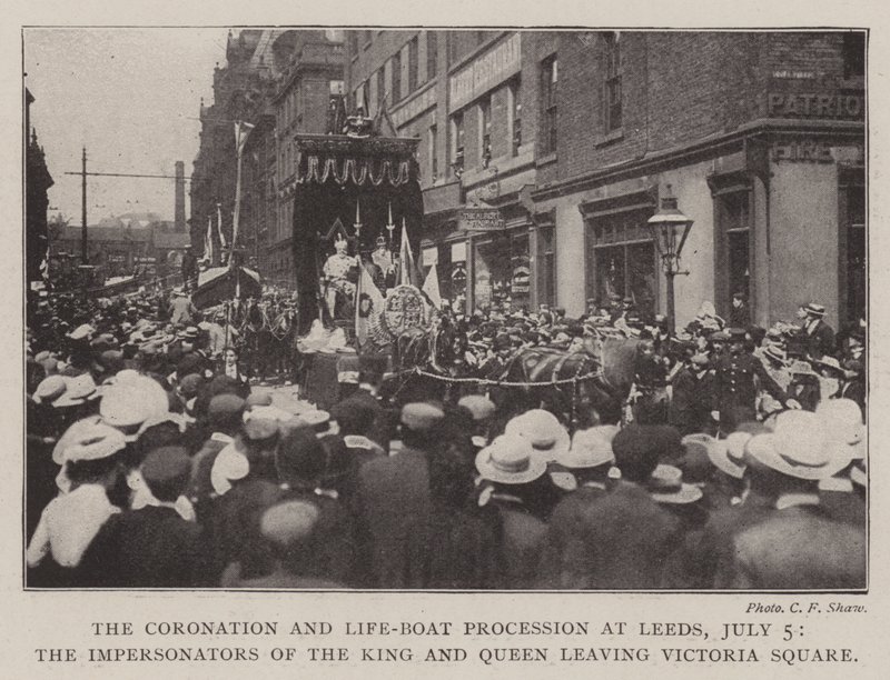 A Procissão de Coroação e Bote salva-vidas em Leeds, 5 de julho, os imitadores do rei e da rainha saindo da Victoria Square de English Photographer