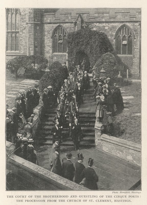 O Tribunal da Irmandade e Guestling do Cinque Ports, a Procissão da Igreja de São Clemente, Hastings de English Photographer