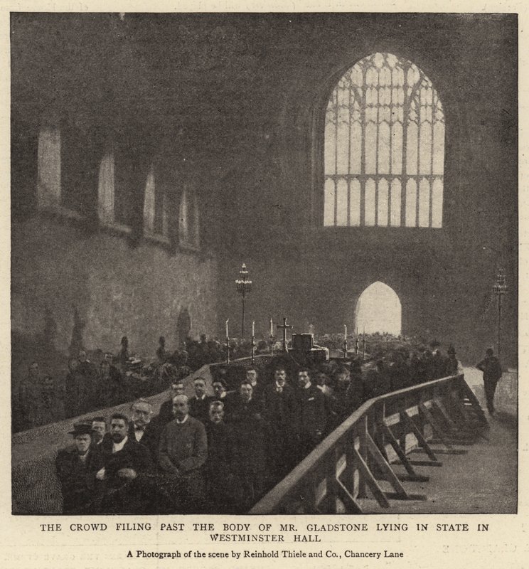 A multidão arquivando passado o corpo do Sr. Gladstone Deitado no estado em Westminster Hall de English Photographer