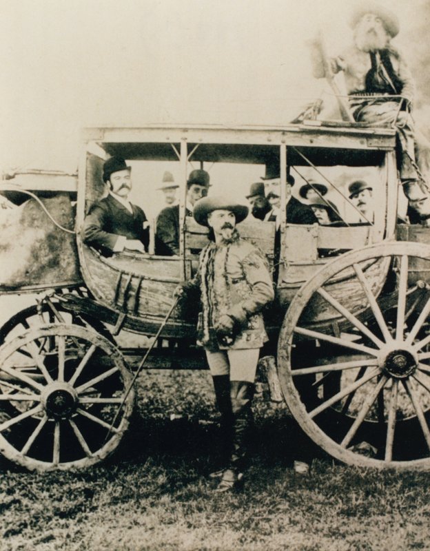 A diligência de Deadwood em Londres - Buffalo Bill em pé, John Nelson na caixa de English Photographer
