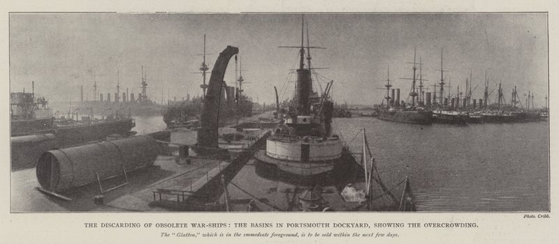 O descarte de naves de guerra obsoletas, as bacias no estaleiro de Portsmouth, mostrando a superlotação de English Photographer