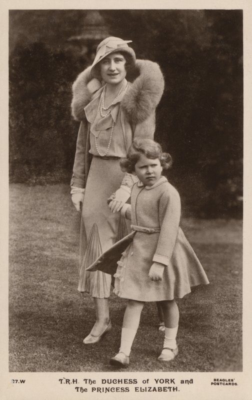 A Duquesa de York e a Princesa Elizabeth (foto a p/b) de English Photographer