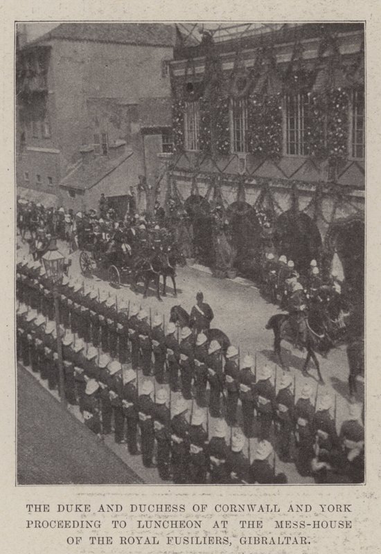 O duque e a duquesa de Cornwall e York procedendo ao almoço no refeitório dos Royal Fusiliers, Gibraltar de English Photographer