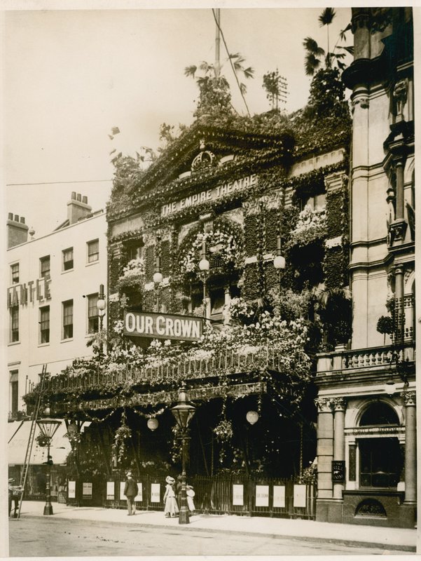 O Empire Theatre, em Leicester Square, Londres, decorado para a Rainha Victorias Jubileu de Diamante, junho de 1897 de English Photographer