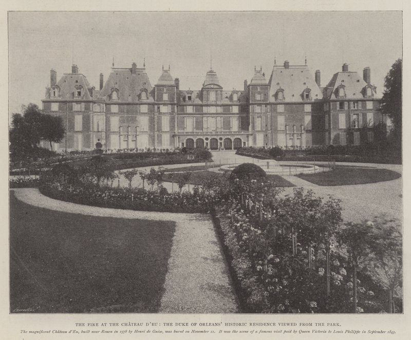 O fogo no Chateau dEu, a residência histórica do Duque de Orleans, vista do parque de English Photographer