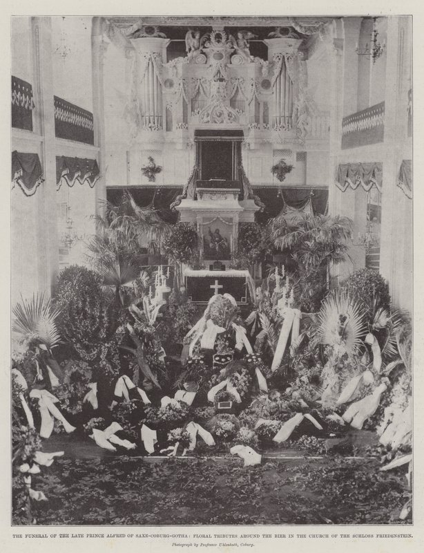 O Funeral do falecido Príncipe Alfredo de Saxe-Coburgo-Gotha, Homenagens Florais ao redor do Bier na Igreja do Schloss Friedenstein de English Photographer