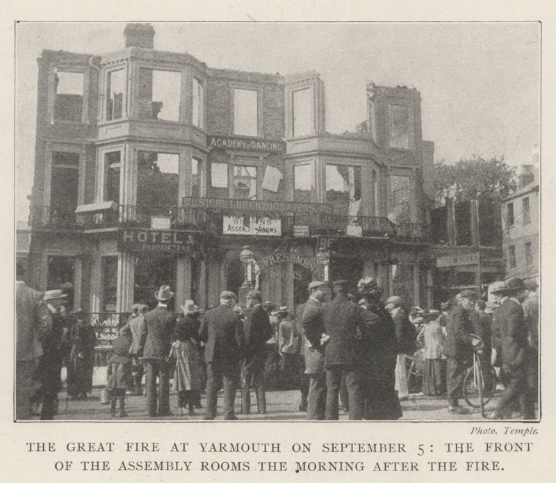 O Grande Incêndio em Yarmouth em 5 de setembro, a Frente dos Salões da Assembléia na Manhã após o Incêndio de English Photographer