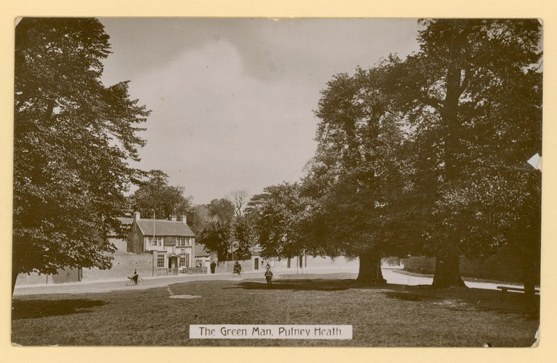 O homem verde, Putney Heath, Londres de English Photographer