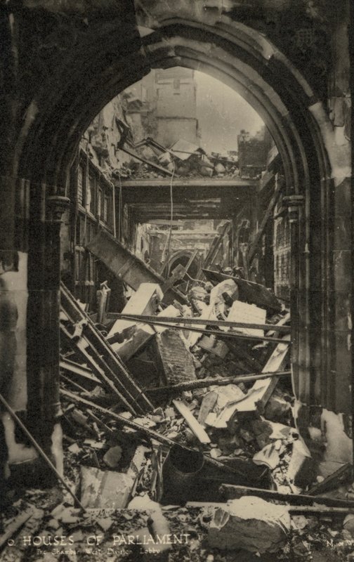 As Câmaras do Parlamento, Londres, mostrando danos causados por bombas durante a 2ª Guerra Mundial (foto a p/b) de English Photographer