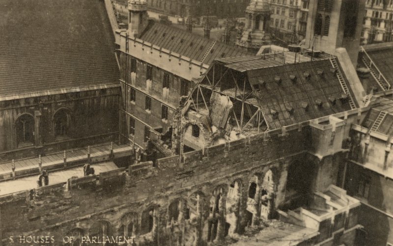As Câmaras do Parlamento, Londres, mostrando danos causados por bombas durante a 2ª Guerra Mundial (foto a p/b) de English Photographer