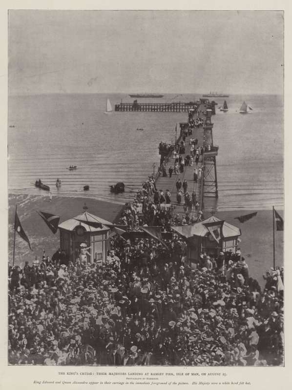 Os Reis Cruzeiros, Suas Majestades pousam em Ramsey Pier, Ilha de Man, em 25 de agosto de English Photographer