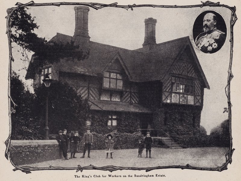 O clube do Rei para os trabalhadores da propriedade de Sandringham, Norfolk (foto a p/b) de English Photographer