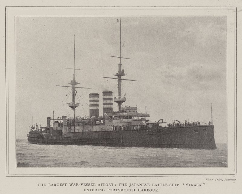 O maior navio de guerra à tona, o navio de batalha japonês Mikasa entrando no porto de Portsmouth de English Photographer