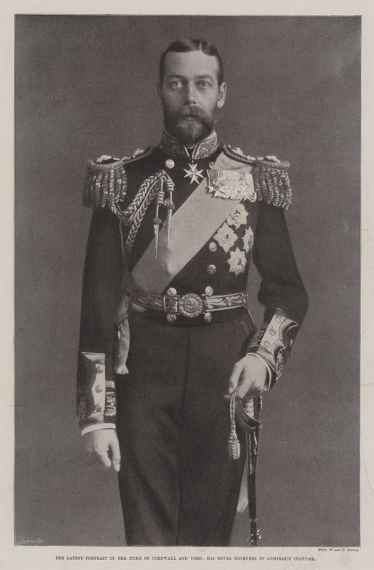 O mais recente retrato do Duque da Cornualha e York, Sua Alteza Real em Admirals Costume de English Photographer
