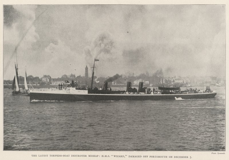 O último destruidor de torpedeiros, Mago HMS, danificado em Portsmouth em 5 de dezembro de English Photographer