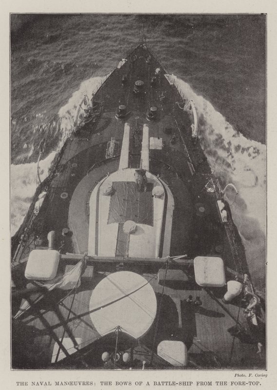 As manobras navais, os arcos de um navio de guerra da frente de English Photographer