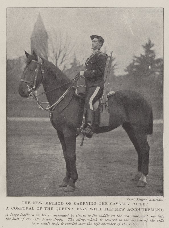 O novo método de carregar o rifle de cavalaria, um cabo das baías de rainhas com o novo apetrecho de English Photographer