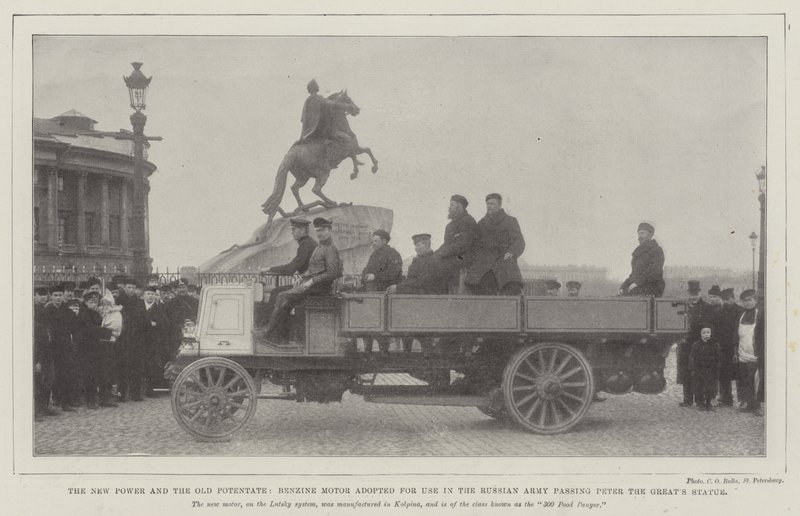 O Novo Poder e o Potentado Velho, Motor Benzina adotado para uso no Exército Russo passando pela Estátua Pedro o Grande de English Photographer