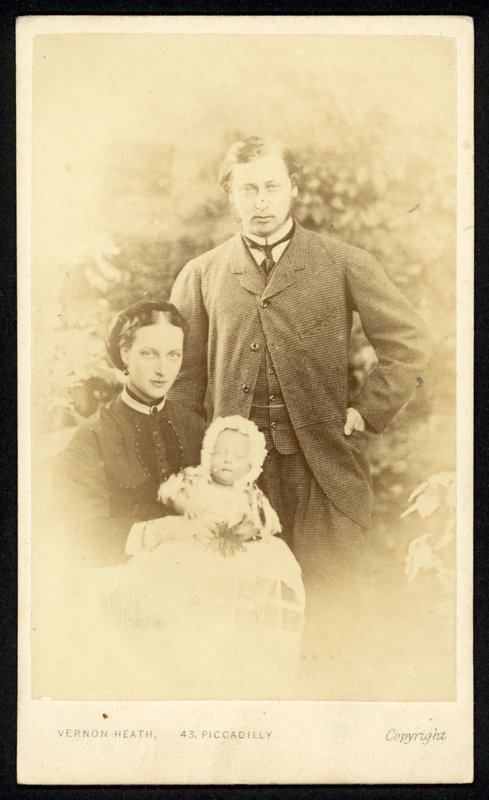 O príncipe e a princesa de Gales e o príncipe Albert Victor de English Photographer