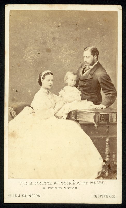 O Príncipe e Princesa de Gales e Príncipe Victor de English Photographer