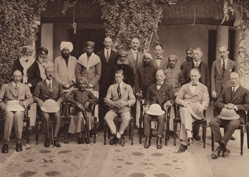 O Príncipe e o Maharaja Kumar na Residência, Udaipur (fotografia a preto e branco) de English Photographer