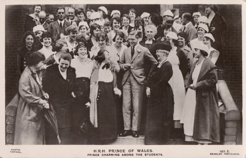 O Príncipe de Gales (mais tarde Rei Eduardo VIII), com um grupo de alunas (foto a p/b) de English Photographer
