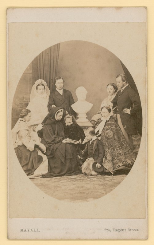O Príncipe de Gales, futuro Rei Eduardo VII, com a sua nova esposa, num grupo real, incluindo a Rainha Vitória (fotografia a preto e branco) de English Photographer
