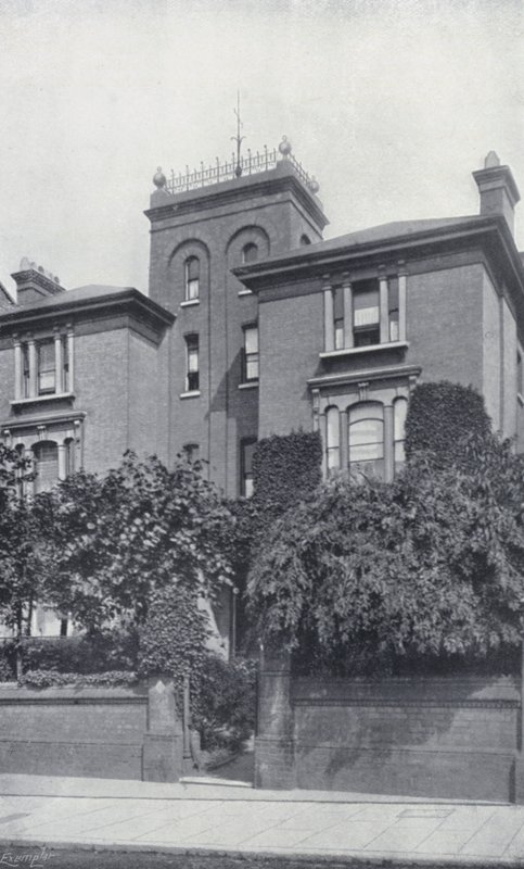 A Residência de Theodore Watts-Dunton e Algernon C Swinburne, The Pines, Putney (foto a p/b) de English Photographer