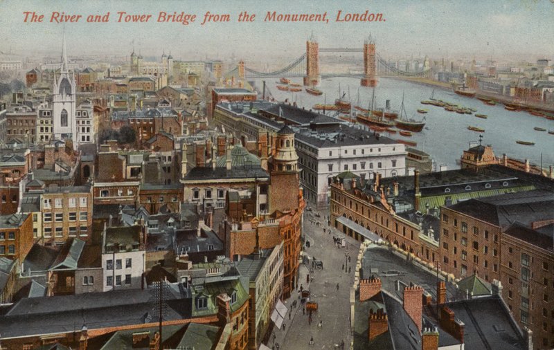 O rio e a Tower Bridge do monumento, Londres de English Photographer