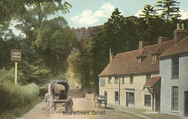 The Rose and Crown, Enfield (foto a cores) de English Photographer
