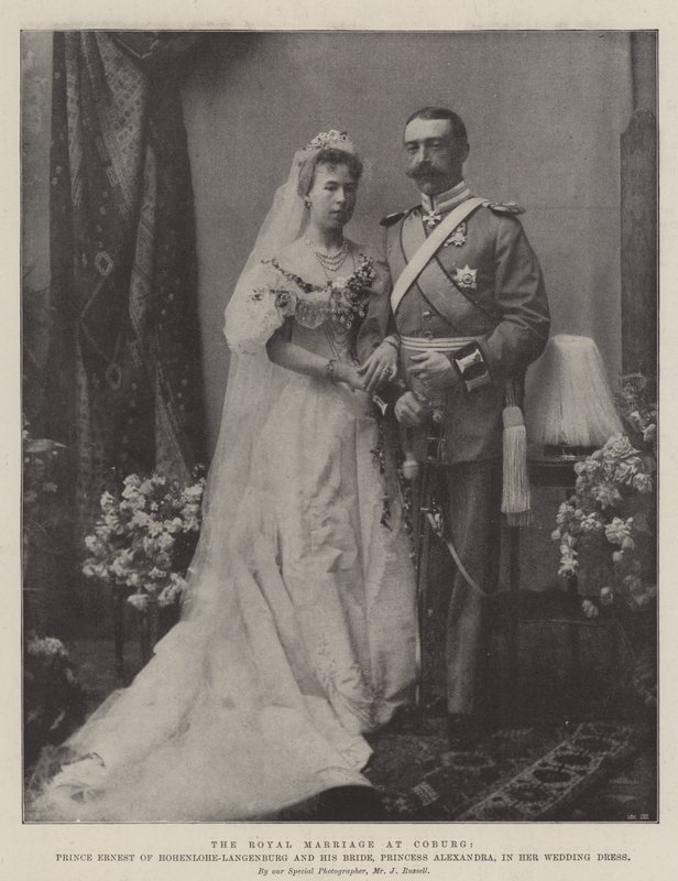 O casamento real em Coburg, o príncipe Ernest de Hohenlohe-Langenburg e sua noiva, a princesa Alexandra, em seu vestido de noiva de English Photographer