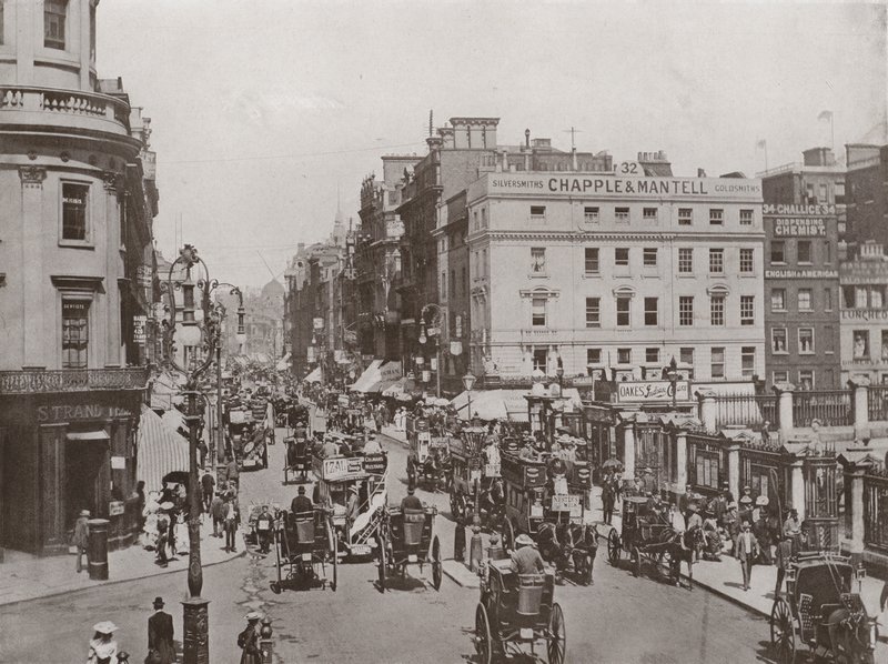 The Strand, perto de Charing Cross, olhando para o leste de English Photographer