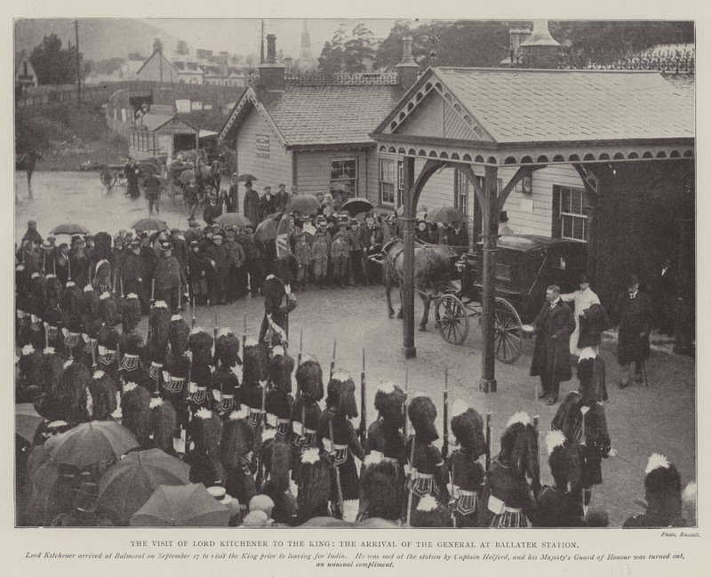 A visita de Lord Kitchener ao rei, a chegada do general na estação de Ballater de English Photographer