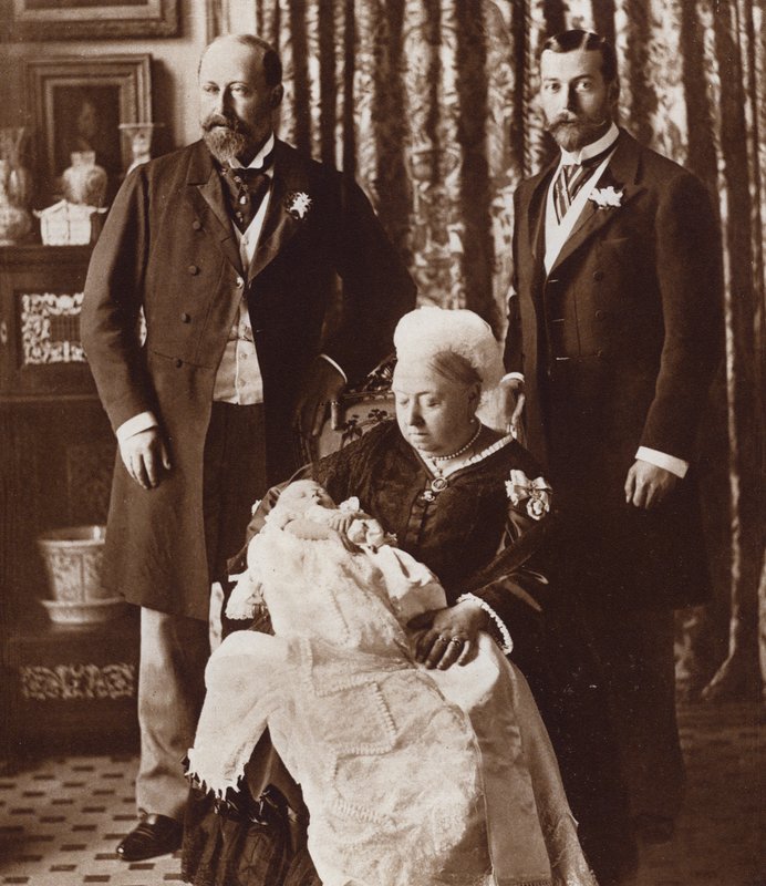 O batizado do futuro Rei Eduardo VIII, com a Rainha Vitória, o Rei Eduardo VII e o Rei Jorge V (fotografia a preto e branco) de English Photographer