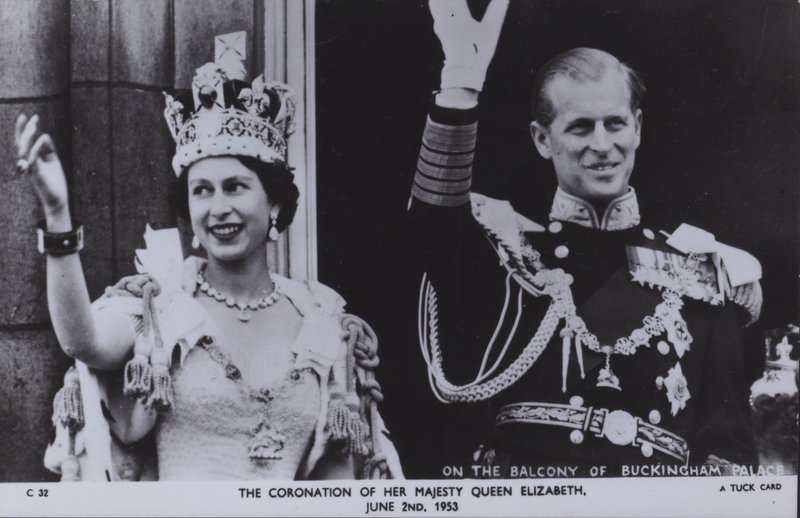 A coroação de sua majestade a Rainha Isabel, 2 de Junho de 1953 (foto a p/b) de English Photographer