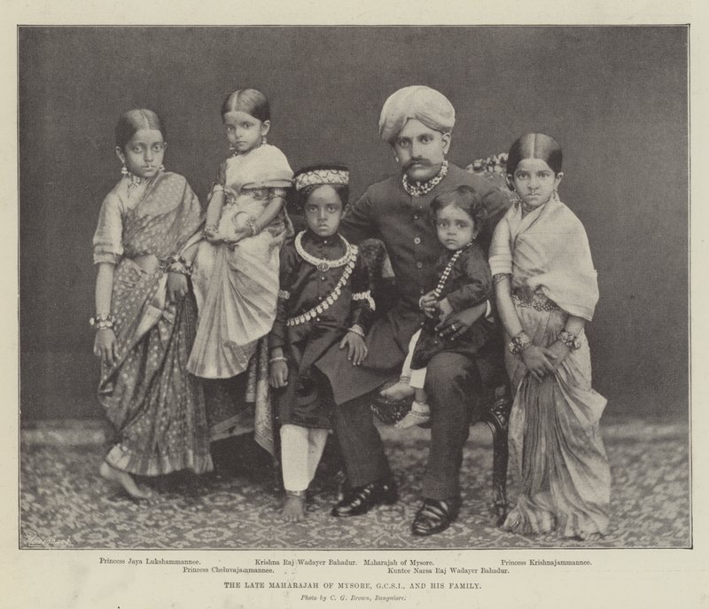 O falecido marajá de Mysore, o GCSI e sua família de English Photographer