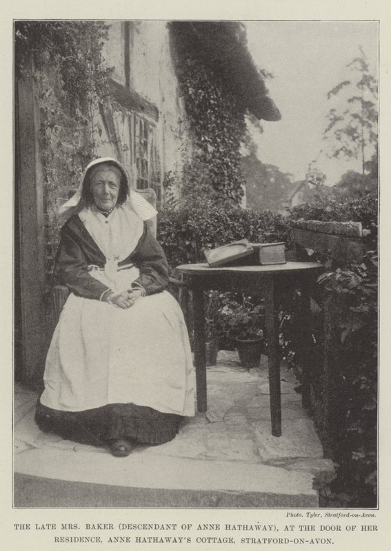 A falecida Mrs Baker (Descendente de Anne Hathaway), na porta de sua residência, Anne Hathaways Cottage, Stratford-on-Avon de English Photographer