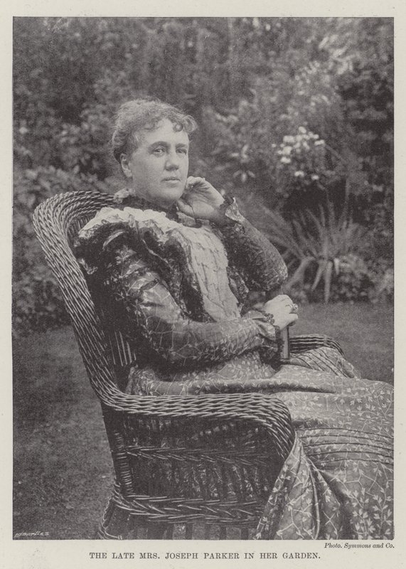 A falecida Mrs Joseph Parker em seu jardim de English Photographer
