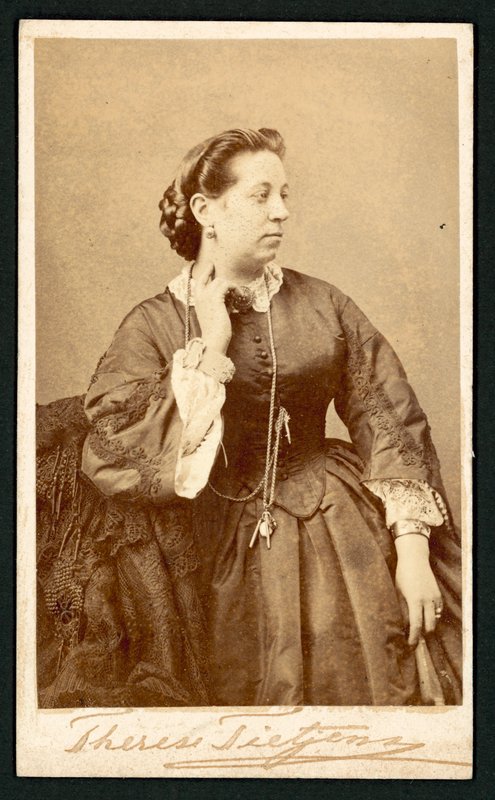 Therese Tietjens, retrato (foto a p/b) de English Photographer