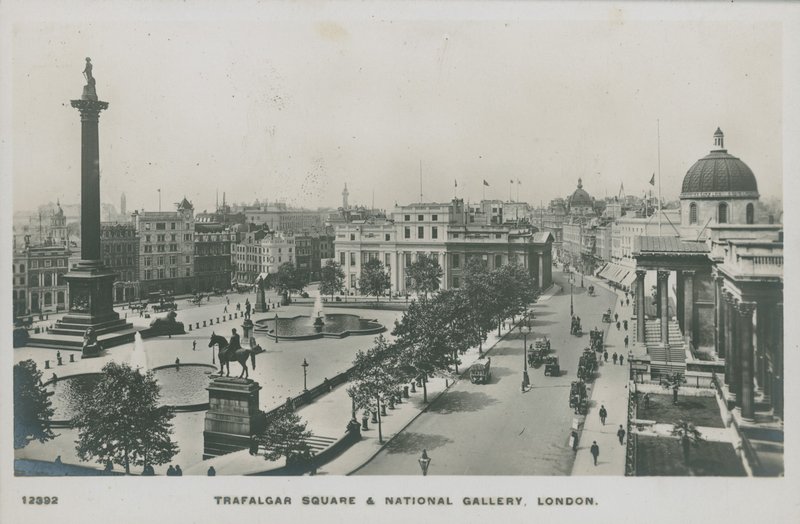 Trafalgar Square e a National Gallery, em Londres de English Photographer
